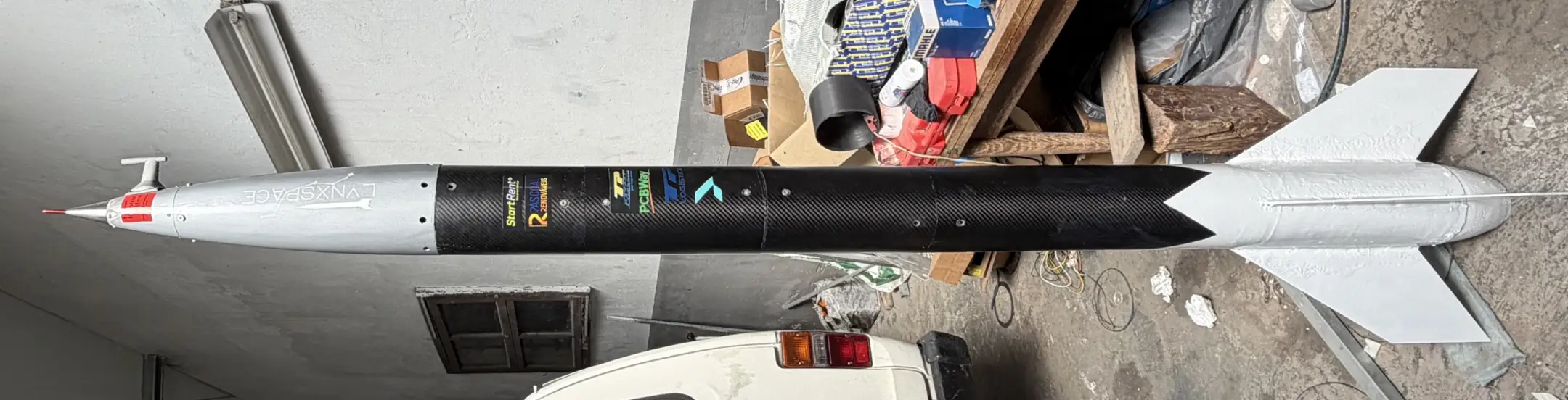 Lynxrocket V5 montado na oficina, com ogiva em fibra de vidro, sonda pitot-estática e corpo e aletas em fibra de carbono